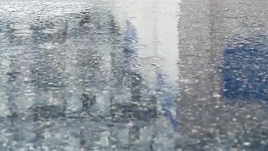 升格下雨路面雨天街道地面视频的预览图